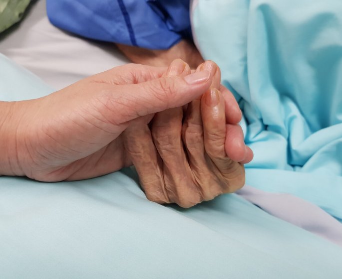 Fin de vie : un guide pour accompagner les aidants
