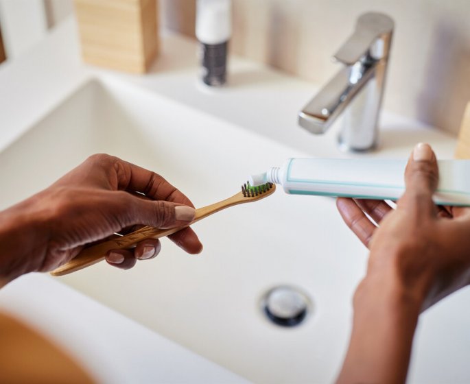 Les 2 erreurs que vous faites probablement en vous brossant les dents qui peuvent les rendre jaunes