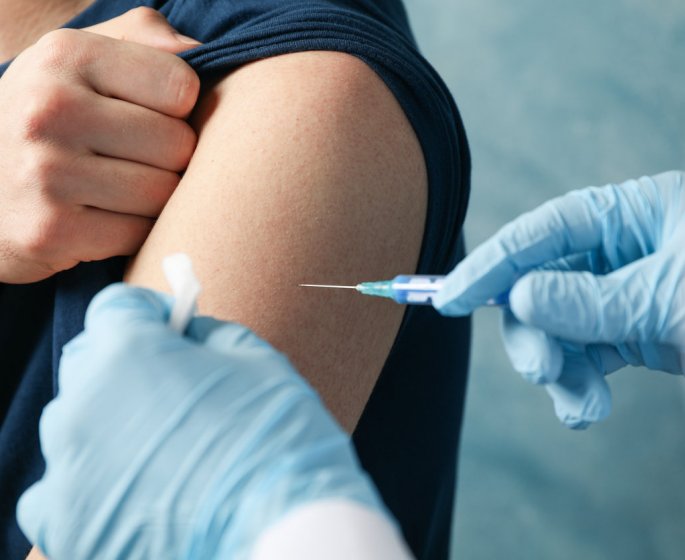 Covid-19 : il faudra un vaccin 2.0 chaque annee, selon un infectiologue