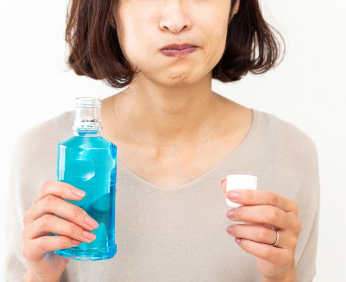 Doit-on completer le brossage dentaire avec un bain de bouche ? La reponse du dentiste ! 