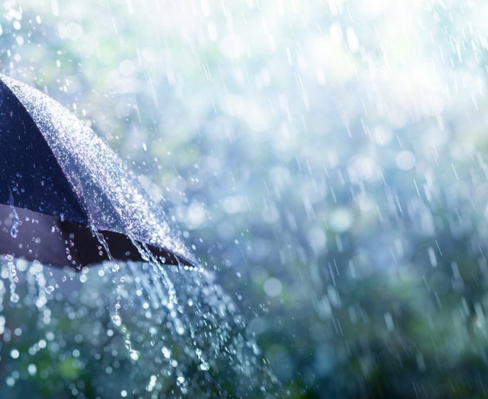 Covid-19 : la pluie peut-elle le transmettre ?