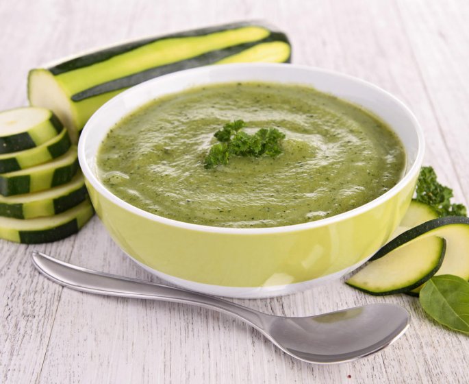 Soupes detox : une recette maison a la courgette