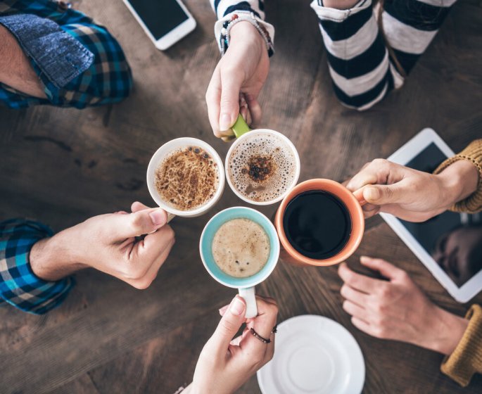 Cafe : ses amateurs marchent plus, mais dorment moins