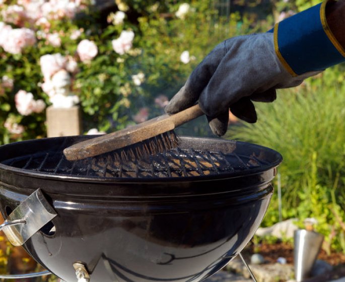 Barbecue : pourquoi il ne faut pas le nettoyer avec une brosse en metal