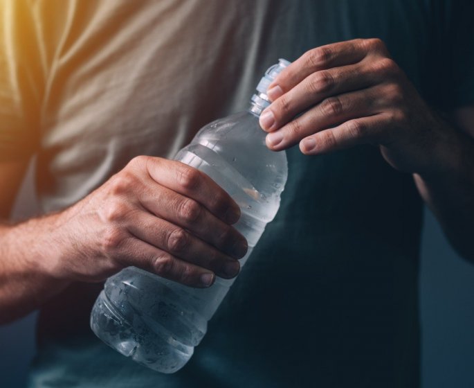 Covid-19 : il a failli mourir en voulant se soigner en buvant 5 litres d-eau