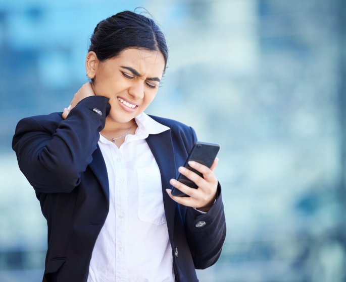 (Video) Votre telephone abime vos cervicales ! Voici 3 exercices simples pour soulager la douleur