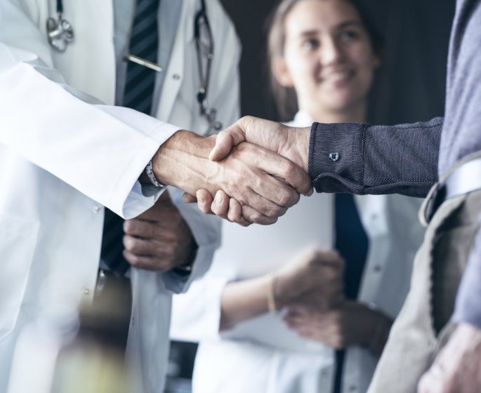 Covid-19 : une centaine de personnes contaminees par un medecin sans masque 