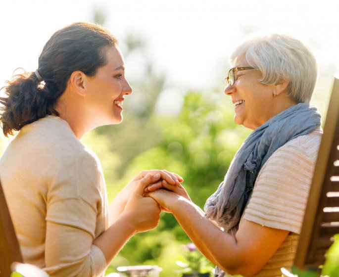 Seniors en ete : 7 gestes simples pour garder le lien !
