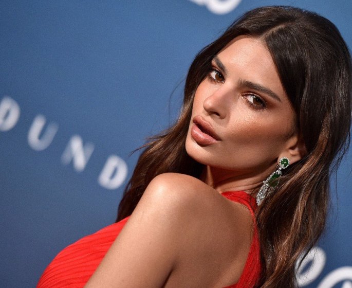 La mannequin Emily Ratajkowski devoile des photos de son accouchement