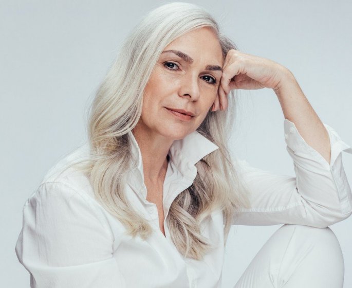 Cheveux blancs : comment eviter qu-ils jaunissent 