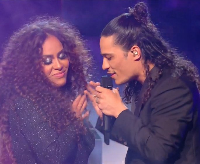 Amel Bent enceinte : elle devoile son baby bump aux NRJ Music Awards