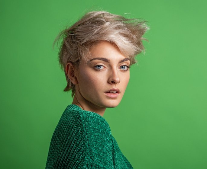 Cheveux : 10 coiffures pour paraitre plus grande