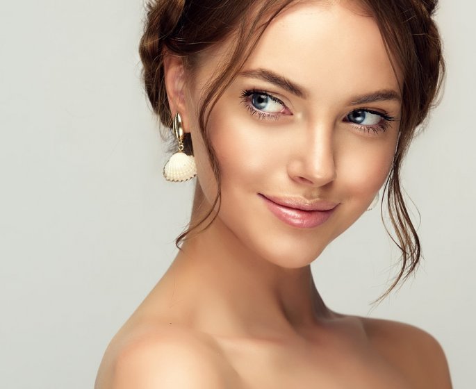 15 idees de coiffures pour attacher ses cheveux courts