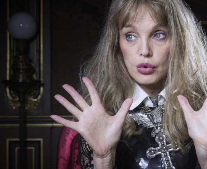 Video : la silhouette d’Arielle Dombasle en bikini impressionne ses fans
