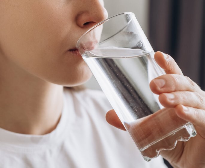 Eaux en bouteille : elles contiennent 100 fois plus de plastique que ce que l’on croyait
