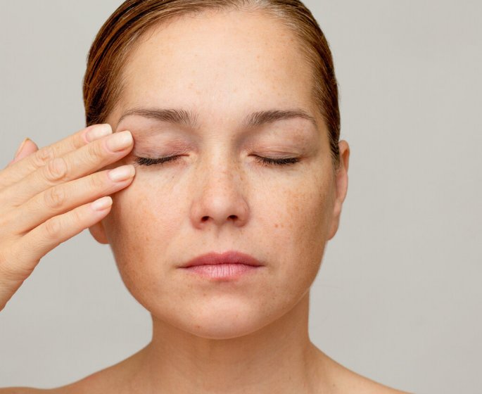 7 raisons pour lesquelles vous vous reveillez le matin avec les yeux gonfles