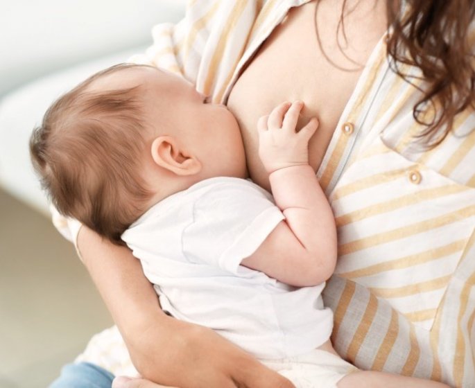 Allaitement : les 8 differentes positions pour allaiter votre bebe