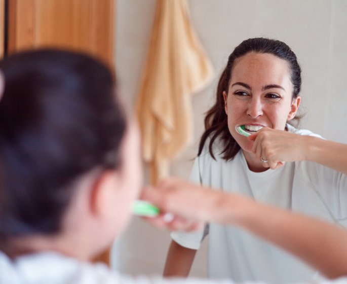7 conseils de dentiste pour choisir son dentifrice apres 60 ans 