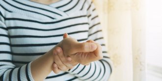 Arthrite septique, rhumatoide, psoriasique : symptomes, comment les soigner ?