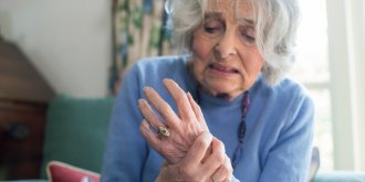 Rhumatisme articulaire aigu chez l’adulte : causes, symptomes, traitements