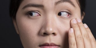 Vision trouble de l-œil gauche : une uveite en cause ?