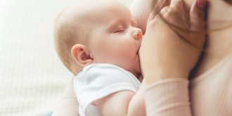 Allaitement : partager son lait maternel peut-il rendre plus fertile ?