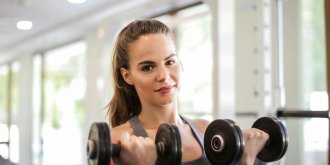 Musculation : pourquoi les femmes devraient lever des poids a tout age ?