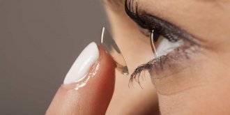 Pourquoi il est dangereux de porter des lentilles sous la douche