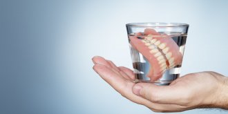 Son dentier retrouve dans sa gorge, huit jours apres son operation