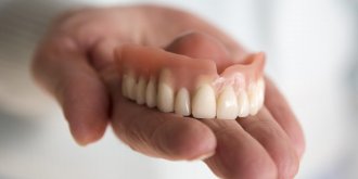 Prothese dentaire amovible ou fixe : les differences de tarif