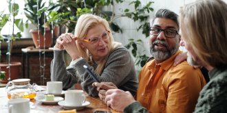 Plus qu’un cafe, une main tendue contre la solitude des seniors meme en ete