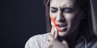 Comment calmer une rage de dents en pleine nuit ?
