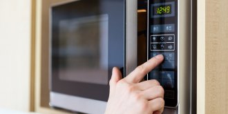 Pourquoi il vaut mieux eviter de mettre du plastique au micro-ondes