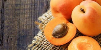 Avaler des amandes d-abricot contre l-acne, le defi tiktok a eviter