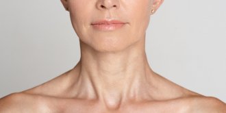 Peaux matures : les conseils d’une dermatologue pour prendre soin des zones oubliees 