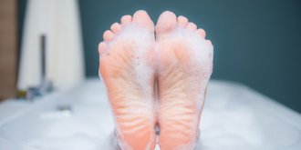 Les pieds, des hotes que les bacteries adorent… mais a quelle frequence les laver ?