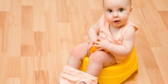 Bebe fait des selles blanches : est-ce une gastro ?
