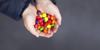 Alimentation de l-enfant : attention aux bonbons