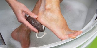 Comment bien utiliser la pierre ponce pour des pieds doux