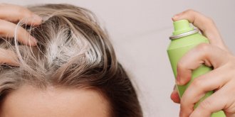 Vous etes un adepte du shampoing sec ? Attention, vous l-utilisez peut-etre mal !