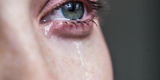 Yeux qui coulent : un symptome de conjonctivite allergique