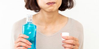 Doit-on completer le brossage dentaire avec un bain de bouche ? La reponse du dentiste ! 
