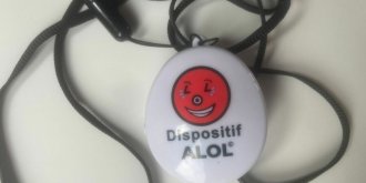 Ce petit boitier soulage vos maux par le rire en 1 clic ! 