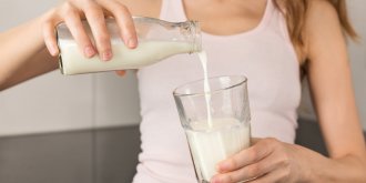 Pour perdre du poids, des experts recommandent d’eviter ces deux types de lait