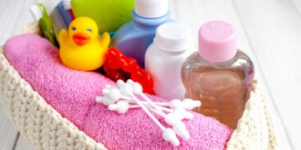 Nouveau-ne : les indispensables pour constituer sa trousse de toilette