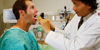 Bouton sur la langue qui ne part pas : un signe de cancer ?