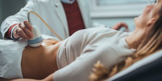 Cancer du pancreas : l-actrice Maria Menounos sensibilise sur les symptomes apres sa maladie