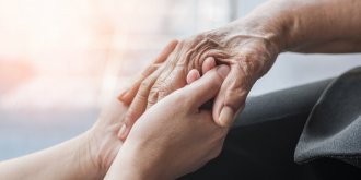 10 facons de prendre soin des mains, un des premiers signes de l-age