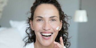 8 conseils beaute anti-age que l-on pique a Linda Hardy