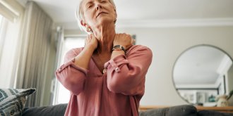 Cervicales : 7 exercices sur une chaise pour oublier les douleurs de la nuque et du cou  ! 
